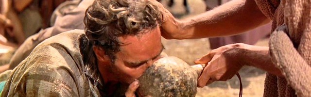 La célebre escena de Ben Hur, de William Wyler (1959), en la que Jesús se apiada de Charlton Heston y le da de beber un agua que también le transforma interiormente.