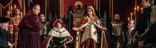 Cisneros (Eusebio Poncela) despacha con Isabel (Michelle Jenner) en la serie de RTVE sobre la Reina Católica.