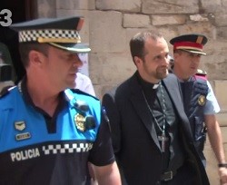 Lobbies LGTB hacen un «escrache» al obispo Xavier Novell, que tuvo que ser escoltado por la Policía