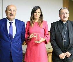La UCIPE entrega el Premio Lolo de Periodismo a Irene Pozo, presentadora y productora de 13TV