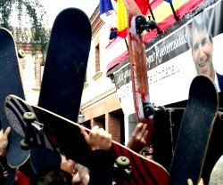 En Las Rozas, la ciudad de Ignacio Echeverría, alzan monopatines en su honor