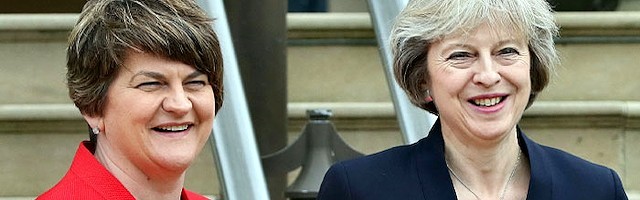 Theresa May, junto con la primer ministro norirlandesa, Arlene Foster, durante la visita de la premier británica a Irlanda del Norte en julio de 2016.