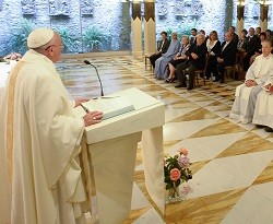 El Papa centró su homilía este martes en el "testimonio cristiano"