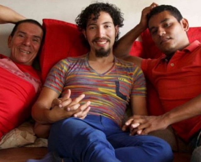 La «trieja poliamorosa», la unión de tres hombres que ha sido permitida legalmente en Colombia