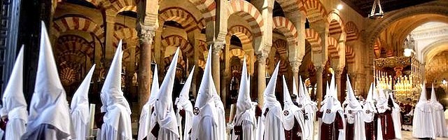 Procesión de Semana Santa en la catedral de Córdoba.