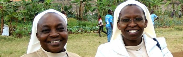 La hermana Mary, a la derecha, con la madre superiora de su congregación en el hospital del Distrito Mbaghati
