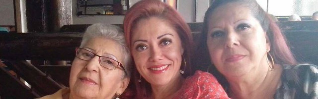 Claudia Marcela Jaramillo, en el medio de la imagen, supo defender el derecho a la vida con ayuda de su familia