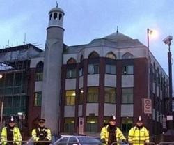 La mezquita de Finsbury Park con la Policía londinense