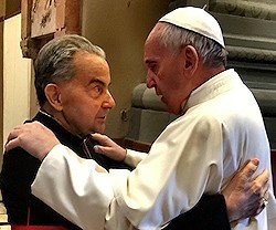 El Papa Francisco, junto con el cardenal Carlo Caffarra.