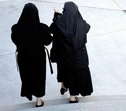 Agreden brutalmente a una religiosa en plena calle en Granada: «Esto es por ser monja»