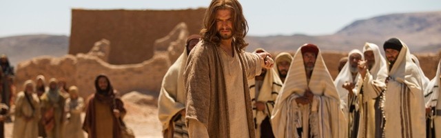 Jesús con una piedra en la mano, en la película Son of God de 2014... la Biblia implica explorar un mundo distinto