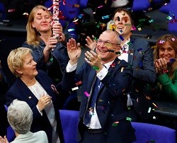 Alemania aprueba el «matrimonio homosexual» con el voto en contra de Merkel y su partido dividido