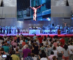 Un momento de la Asamblea de la Renovación Carismática en Madrid Arena en julio de 2016