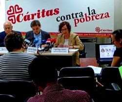 Unos responsables de Cáritas en Valencia en un acto sobre la lucha contra la pobreza