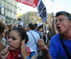Un agresivo manifestante anticlerical grita a una peregrina en la JMJ de Madrid 2011