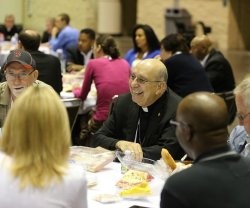 Un obispo come unos bocadillos con unos asistentes al CatholicConvo