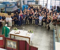 Francisco en el centro industrial que depende del Vaticano, en misa con los obreros