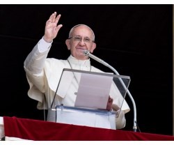 El Papa Francisco predica el Ángelus desde el balcón