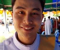 El joven padre Phongphan se va de misionero a Hong Kong... el primer tailandés de su zona y congregación