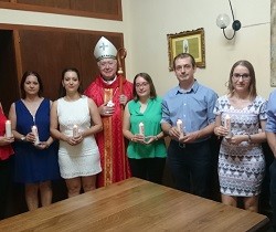 El obispo de Albacete confirma a la vez a siete hermanos de la misma familia: los padres, encantados