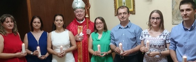 El obispo de Albacete confirma a la vez a siete hermanos de la misma familia: los padres, encantados