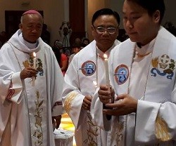 En la misa por el Jubileo, a la izquierda: Monseñor Padilla; seguido por el padre Sales; Joseph Enkh, primer sacerdote mongol