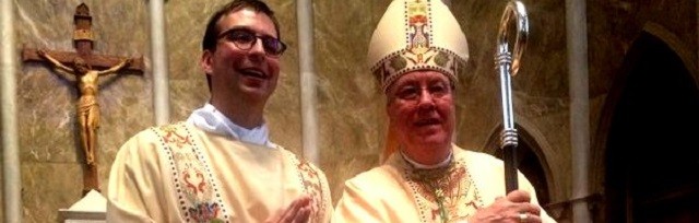 Se convirtió al catolicismo al ver rezar el Rosario en el velatorio de su amigo y ahora es sacerdote