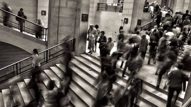 Una escalera llena de gente apresurada.