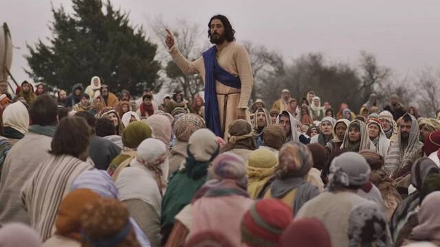 Jesús enseñando a sus discípulos, en una escena de 'The Chosen'.