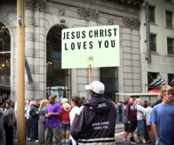 Un cartel como este, que dice Jesucristo Te Ama, ¿podría ser clasificado como extremista?