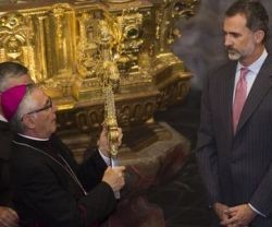 Felipe VI con el obispo Monge, de Santander, y el Lignum Crucis