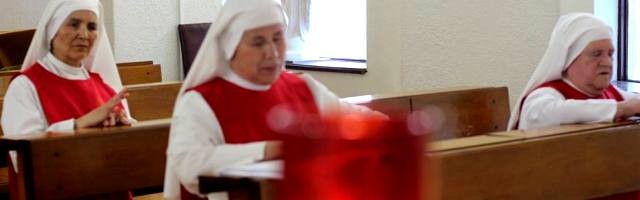 Las Sacramentinas ciegas de Chile, en su oración en la capilla, presentan intenciones que les llegan por Internet