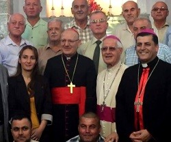 Lara Zara, la alcaldesa de Alqosh, con el cardenal Sako y otros líderes católicos caldeos