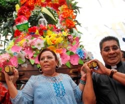 La alcaldesa de Managua y el párroco de Las Sierritas con la pequeña imagen de Santo Domingo