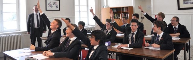 Jóvenes de una escuela católica en Francia... Europa aporta recursos y evangelizadores a la Iglesia, pero poca demografía