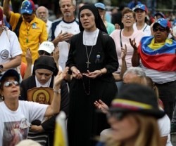 Asistentes a un encuentro de oración por Venezuela... el Papa y los obispos la solicitan con insistencia