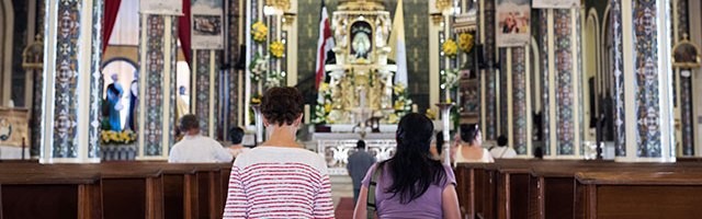 Mujeres rezan de rodillas en la Basílica de la Virgen de los Ángeles en Cartago, Costa Rica. Foto: Sergio Otegui. www.nadaincluido.com