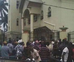 En plena misa, un hombre armado irrumpió en una iglesia en Nigeria dejando 11 muertos y 18 heridos