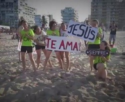 Decenas de jóvenes evangelizan en la playa y el paseo marítimo de Gandía durante más de una semana