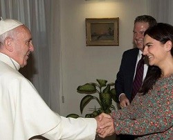 La Santa Sede tilda de «falsa» la información de que el Papa ha bendecido a una pareja homosexual
