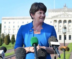 Arlene Foster es primera ministra de Irlanda del Norte