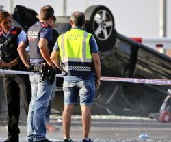 Mossos y policías locales de Cambrils junto al coche volcado de los terroristas