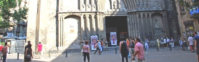 Por esta puerta de Santa María del Pi empezaron a entrar cientos de turistas huyendo de los atentados de las Ramblas