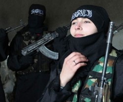 Una joven ataviada como yihadista en propaganda de Estado Islámico... pero prometen huríes en el Cielo
