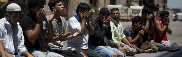 Migrantes musulmanes afganos atascados en Grecia rezar... pero 8 de cada 10 aprueban matar apóstatas y adúlteras.