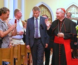 El cardenal Parolin, en la catedral católica de Moscú durante su reciente viaje.