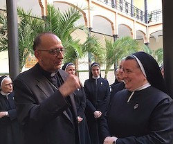 La Madre Paloma, nueva superiora general, junto al cardenal Juan José Omella, arzobispo de Barcelona.