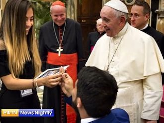 Le propone matrimonio... ¡delante del Papa!