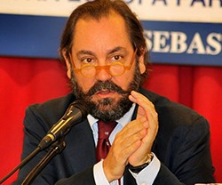 El subdirector de ABC, Pérez-Maura, se suma a la defensa de Santiago Martín