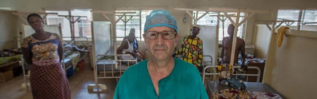 Es médico jubilado, buscaba donde seguir haciendo el bien y lo halló en un pobre hospital de Benin